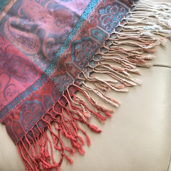 Pretty scarf/wrap - Picture 3 of 6